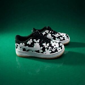 Nike Girls Air Force 1 LV8 GS “Flower Power” Shoe (Big Kids 4)